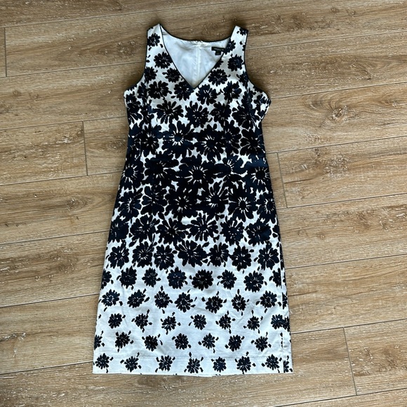 Ann Taylor Dresses & Skirts - Ann Taylor Beautiful Navy and Ivory V Neck Dress Size 2